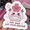 Everbound Studio - DCS0001 - Vinylová samolepka „Not mad just snack-deprived“ Foto 2 Vinylová samolepka „Not mad just snack-deprived“